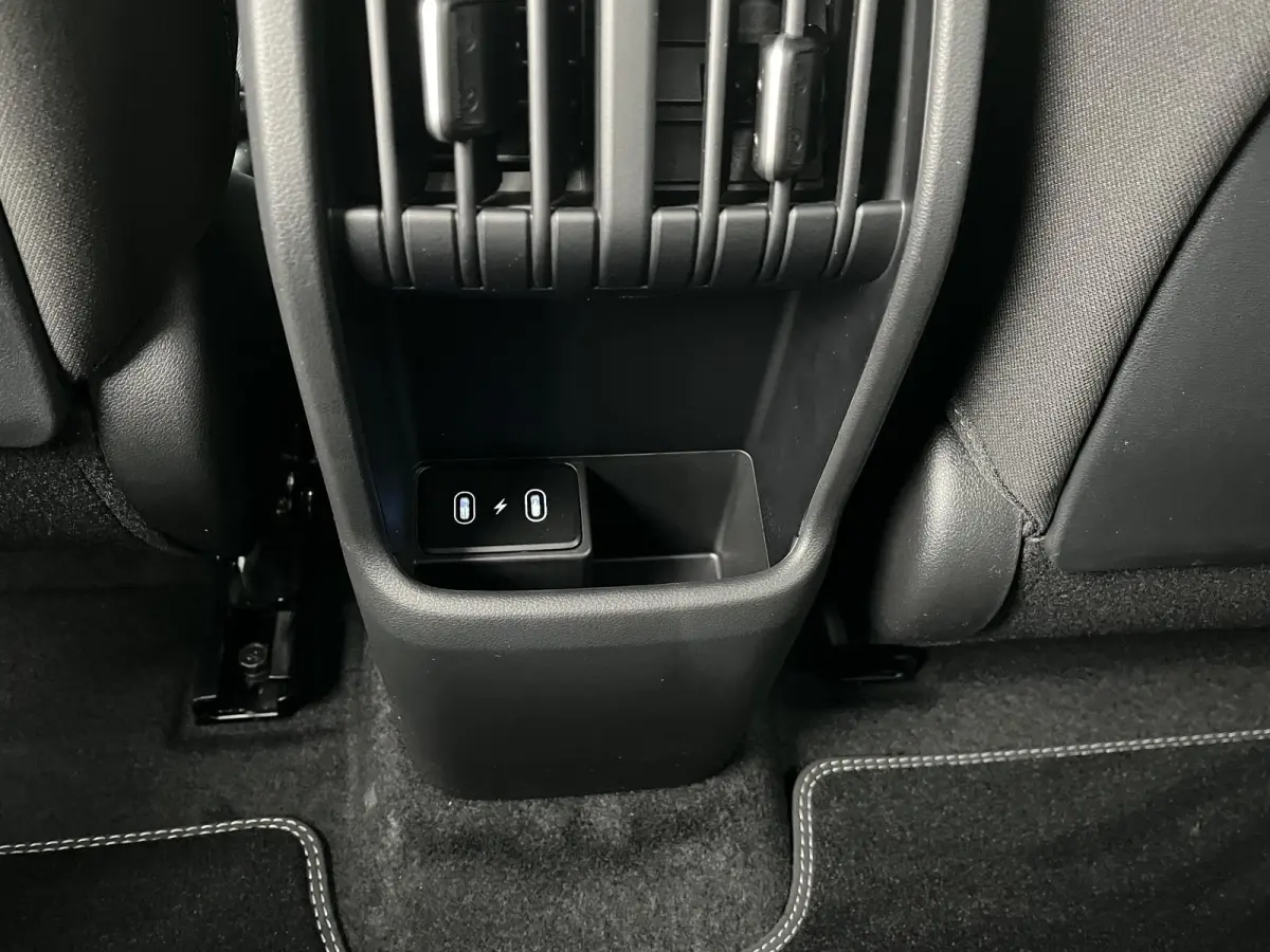 Long Range Pure Edition 64.8 kWh | 17-inch lichtmetalen zwarte velgen | Abyss Black Pearl | Apple Carplay/Android Auto