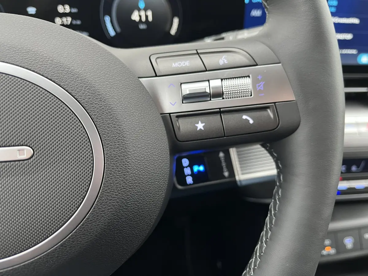 Long Range Pure Edition 64.8 kWh | 17-inch lichtmetalen zwarte velgen | Abyss Black Pearl | Apple Carplay/Android Auto