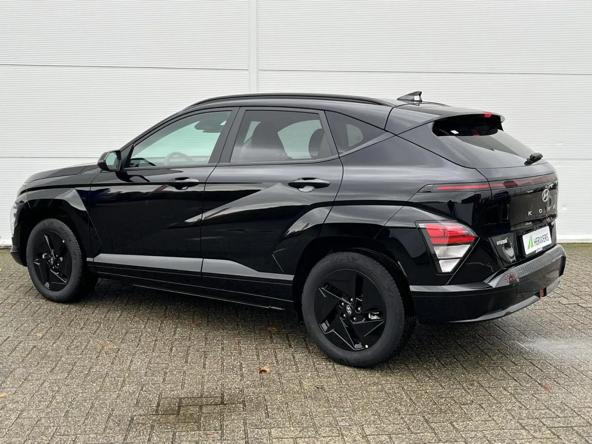 Long Range Pure Edition 64.8 kWh | 17-inch lichtmetalen zwarte velgen | Abyss Black Pearl | Apple Carplay/Android Auto