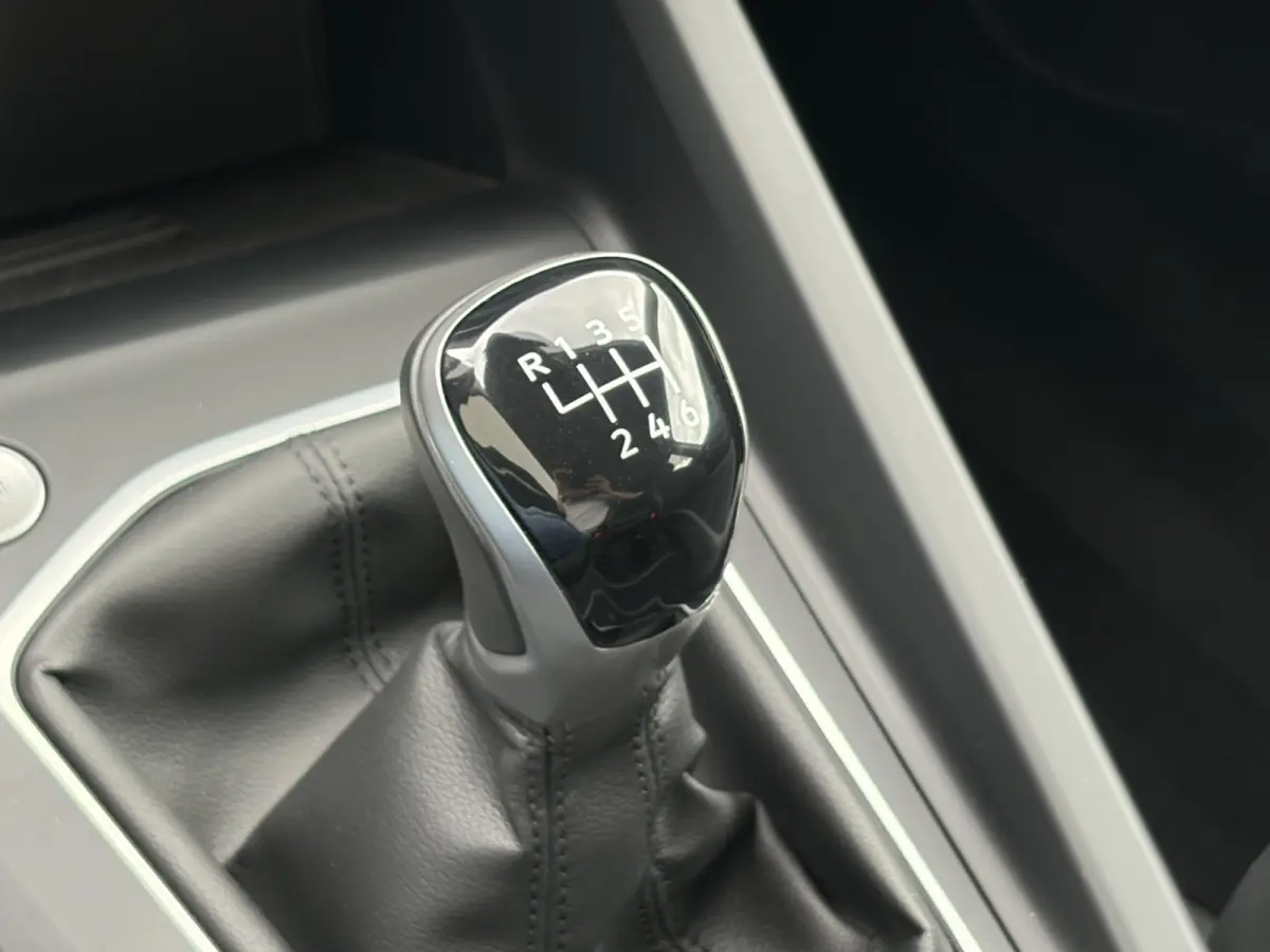 1.5 TSI R-Line Edition / Airco / Stuur & Stoelverwarming / Adaptive cruise control / hill hold / Apple Carplay Android Auto / Navigatie / PDC voor & achter / All Seasonbanden /