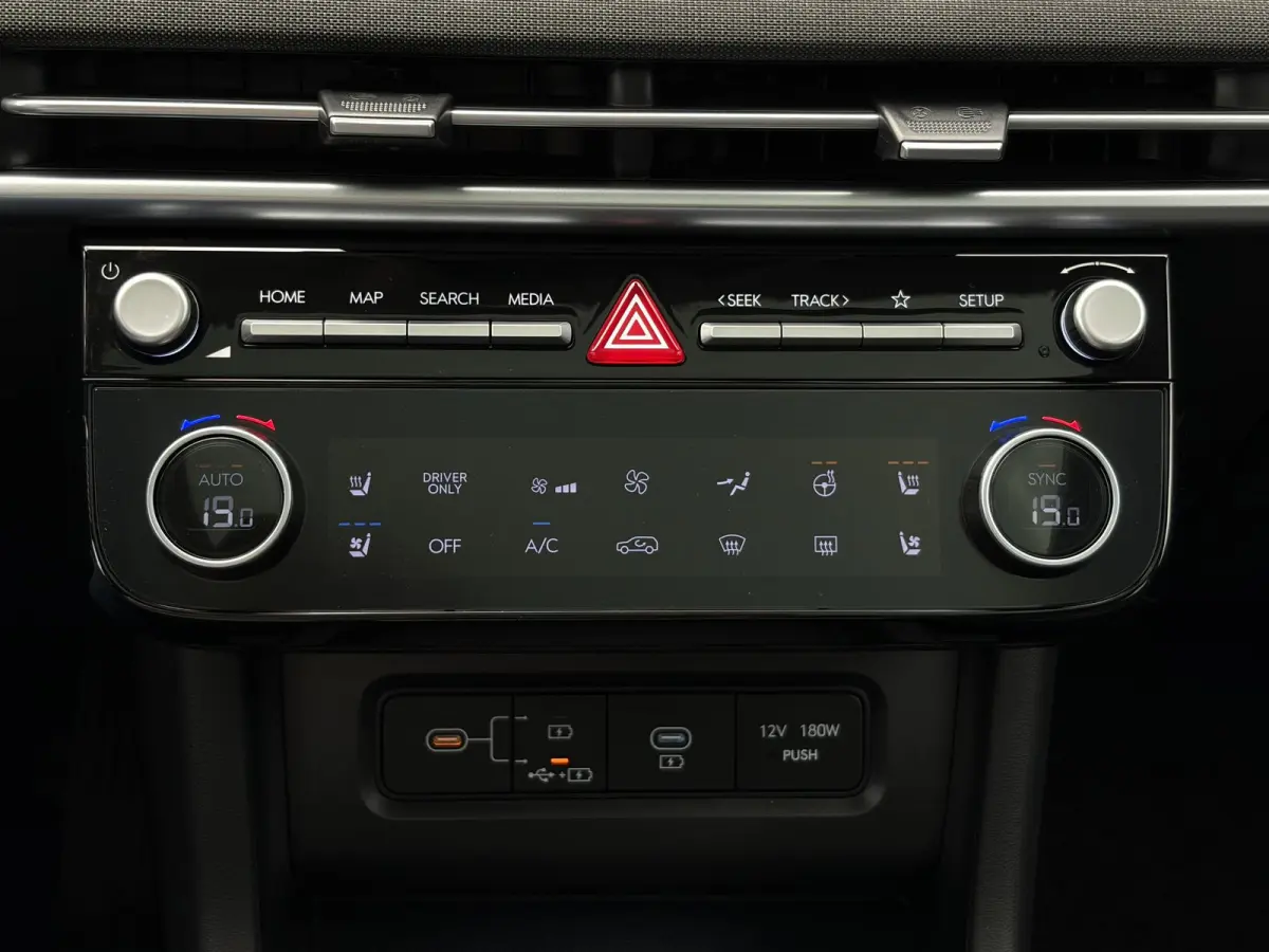 1.6 T-GDI PHEV Premium Sky 4WD /Accu SoH 100 % / Fabrieksgarantie tot 10-2029 / Panorama schuifdak / Dealer Onderhouden / HUD / Apple Carplay Android Auto / Camera / Elektr. stoelen & klep /