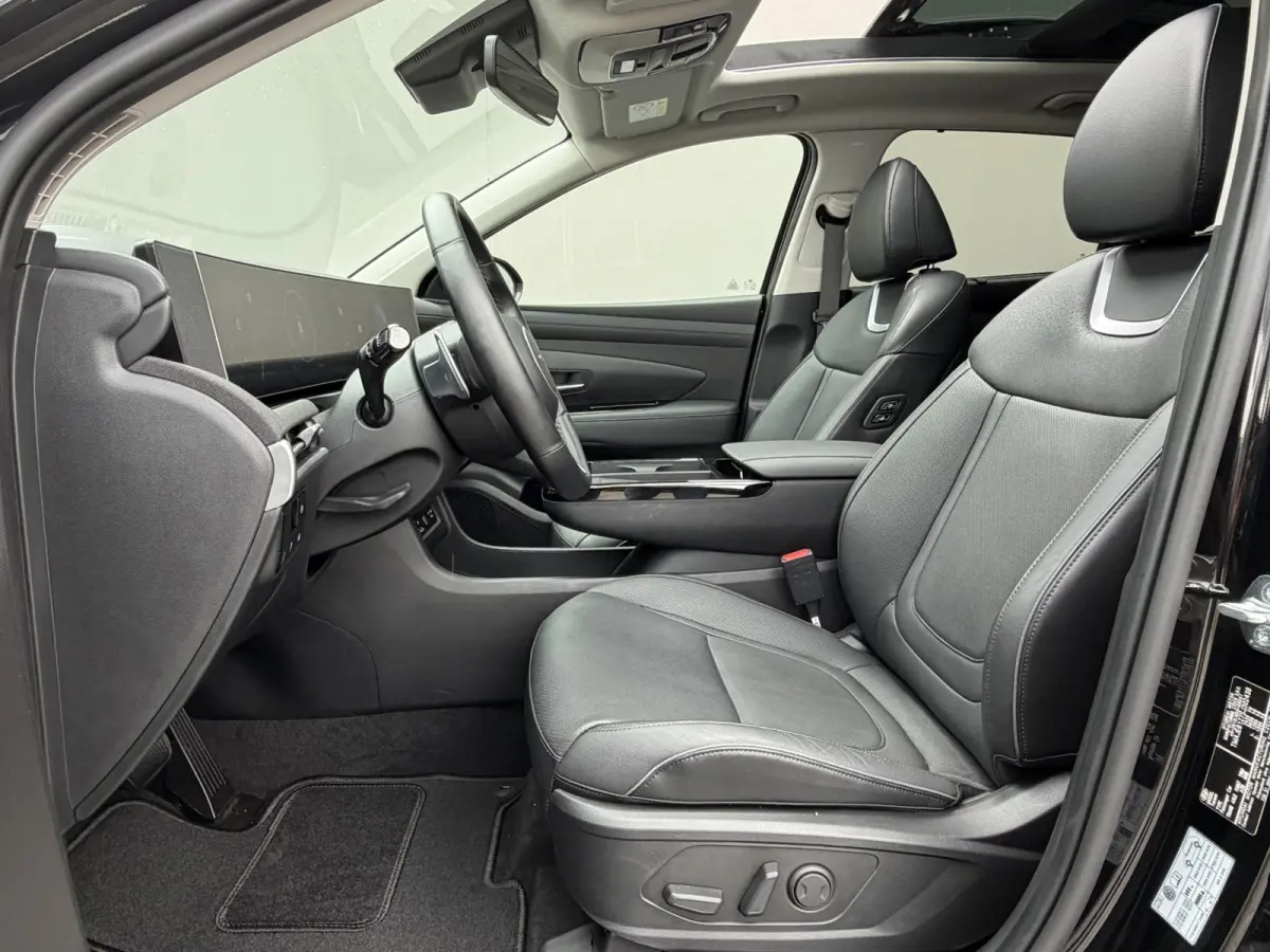 1.6 T-GDI PHEV Premium Sky 4WD /Accu SoH 100 % / Fabrieksgarantie tot 10-2029 / Panorama schuifdak / Dealer Onderhouden / HUD / Apple Carplay Android Auto / Camera / Elektr. stoelen & klep /
