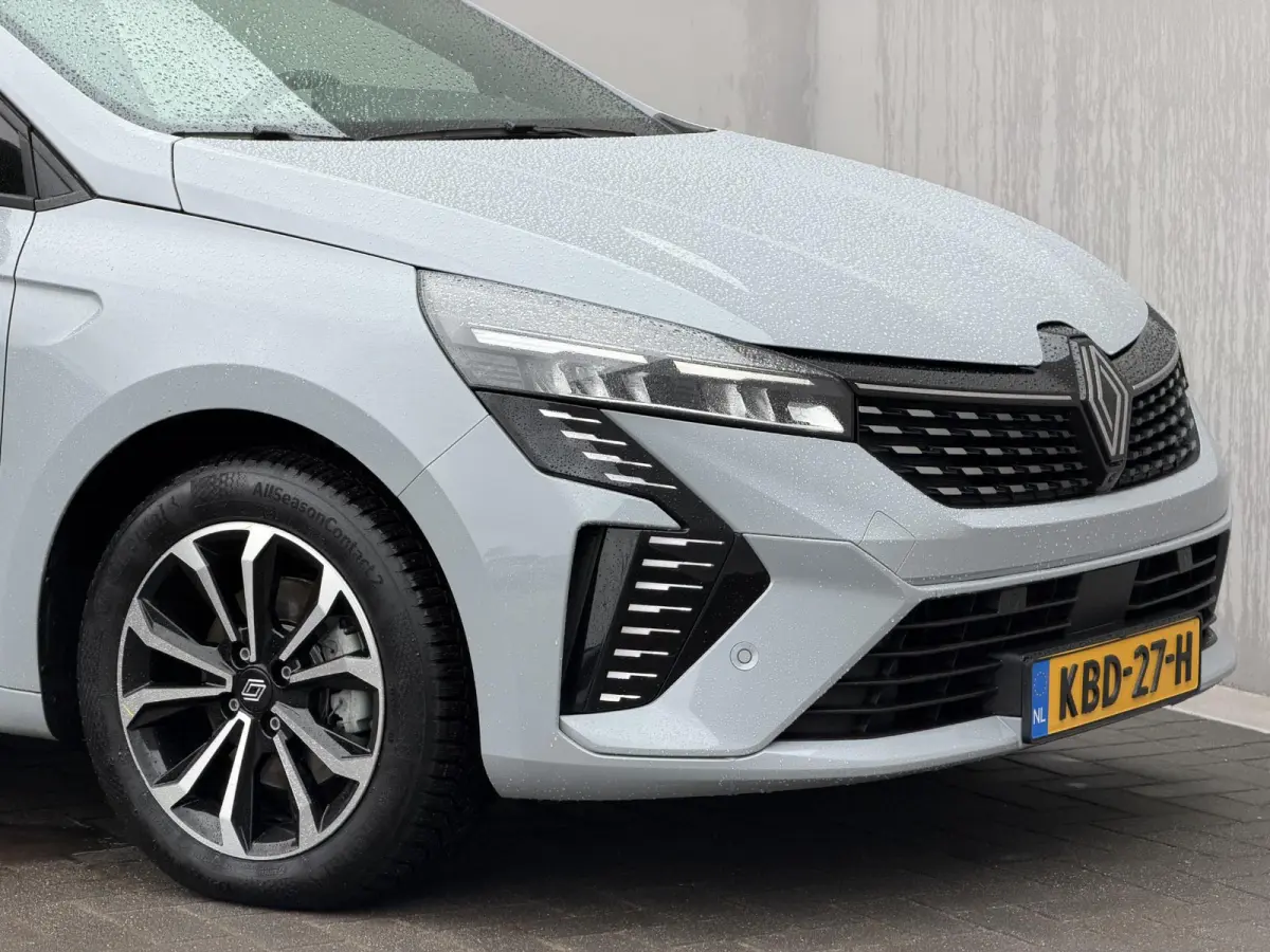 1.6 E-Tech Full Hybrid 145 techno / Fabrieksgarantie tot 04-2027 / 360 Graden Camera / Stoel & Stuurverwarming / All Season Banden / Navigatie / Apple Carplay & Android Auto /
