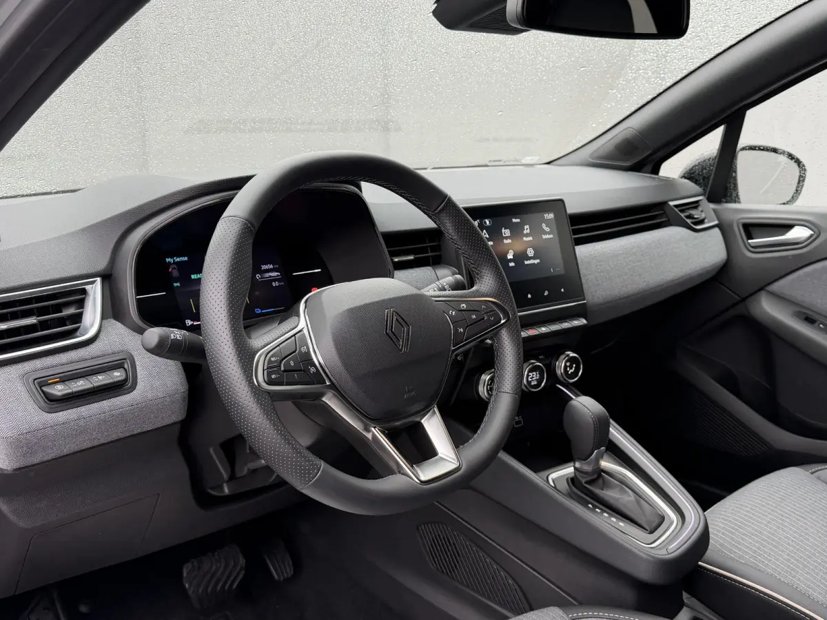 1.6 E-Tech Full Hybrid 145 techno / Fabrieksgarantie tot 04-2027 / 360 Graden Camera / Stoel & Stuurverwarming / All Season Banden / Navigatie / Apple Carplay & Android Auto /