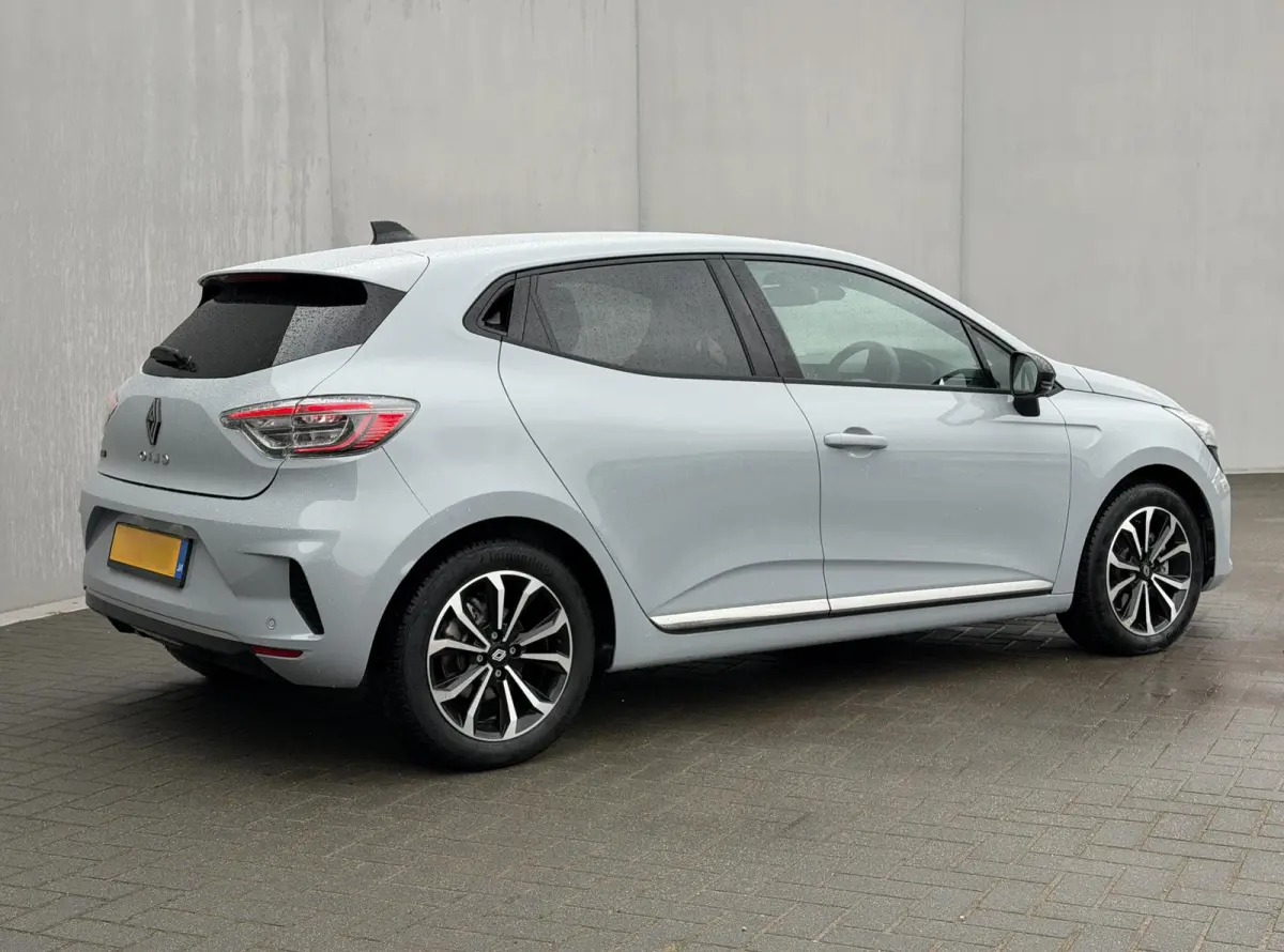 1.6 E-Tech Full Hybrid 145 techno / Fabrieksgarantie tot 04-2027 / 360 Graden Camera / Stoel & Stuurverwarming / All Season Banden / Navigatie / Apple Carplay & Android Auto /