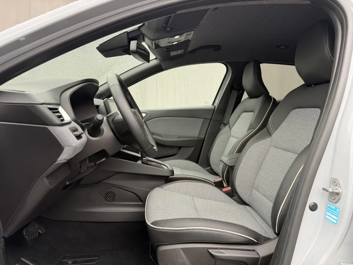 1.6 E-Tech Full Hybrid 145 techno / Fabrieksgarantie tot 04-2027 / 360 Graden Camera / Stoel & Stuurverwarming / All Season Banden / Navigatie / Apple Carplay & Android Auto /