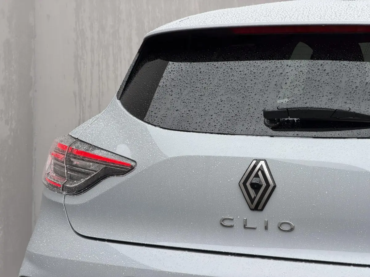 1.6 E-Tech Full Hybrid 145 techno / Fabrieksgarantie tot 04-2027 / 360 Graden Camera / Stoel & Stuurverwarming / All Season Banden / Navigatie / Apple Carplay & Android Auto /