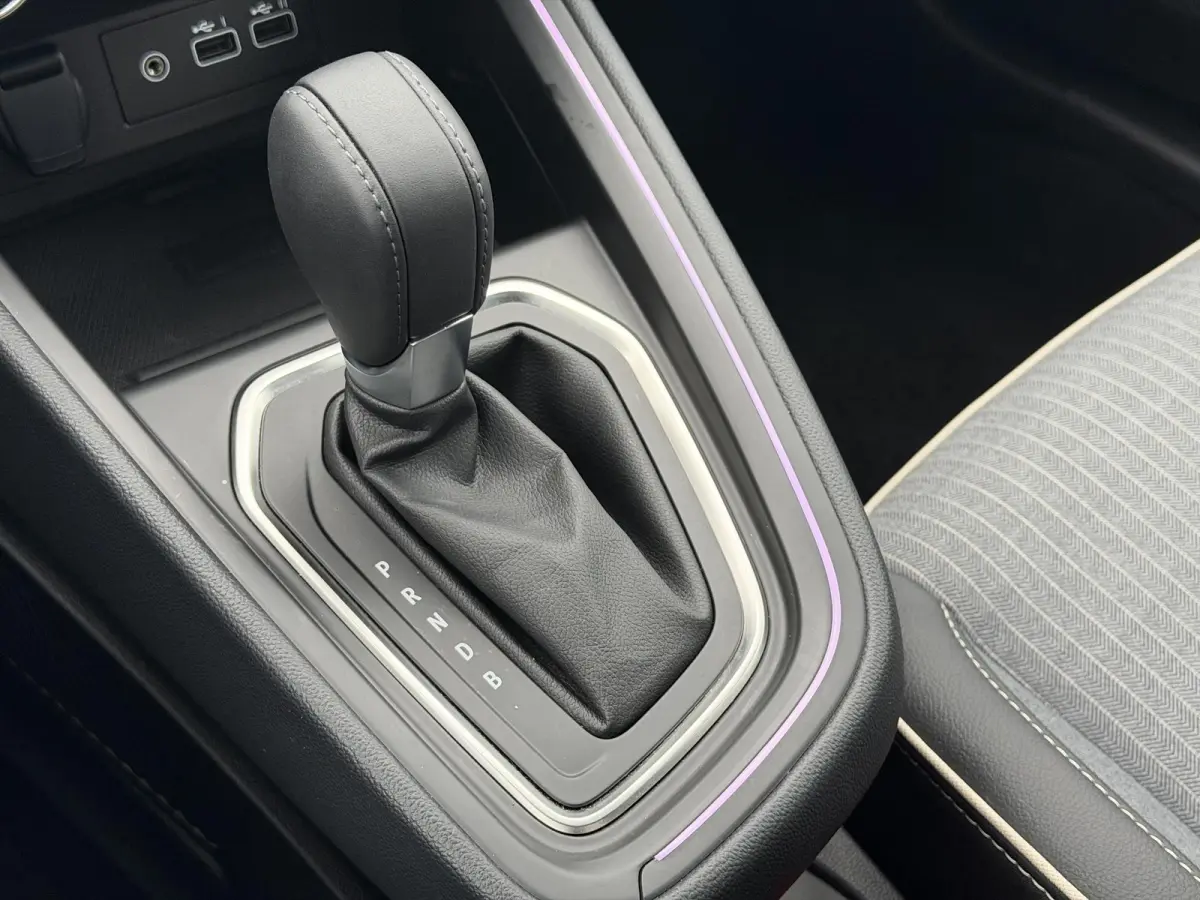 1.6 E-Tech Full Hybrid 145 techno / Fabrieksgarantie tot 04-2027 / 360 Graden Camera / Stoel & Stuurverwarming / All Season Banden / Navigatie / Apple Carplay & Android Auto /