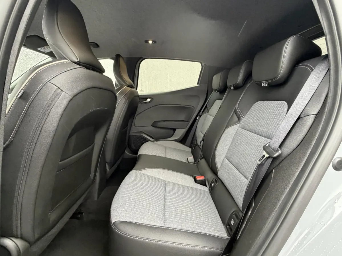 1.6 E-Tech Full Hybrid 145 techno / Fabrieksgarantie tot 04-2027 / 360 Graden Camera / Stoel & Stuurverwarming / All Season Banden / Navigatie / Apple Carplay & Android Auto /