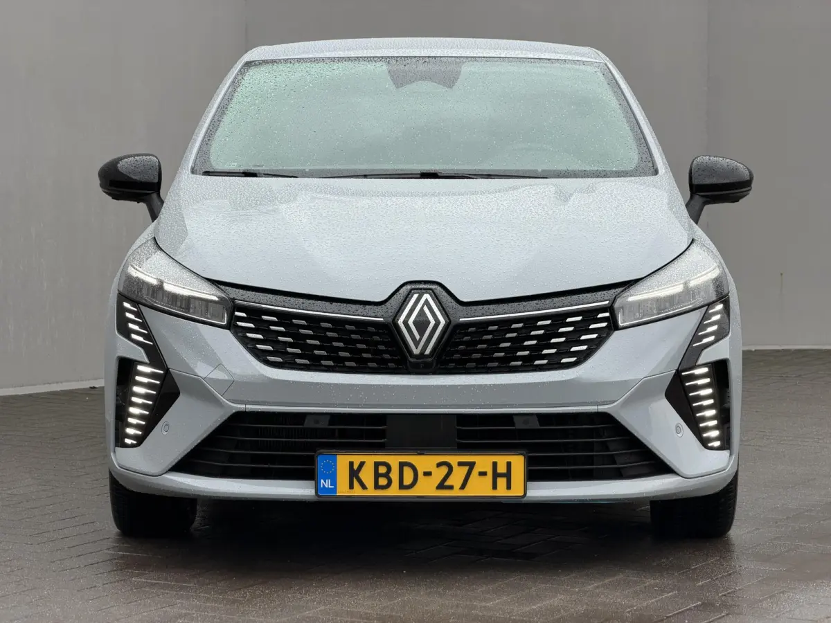 1.6 E-Tech Full Hybrid 145 techno / Fabrieksgarantie tot 04-2027 / 360 Graden Camera / Stoel & Stuurverwarming / All Season Banden / Navigatie / Apple Carplay & Android Auto /