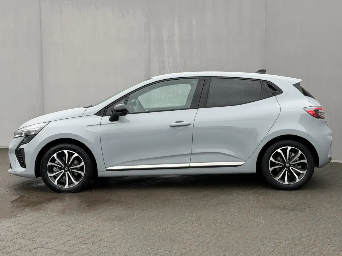 1.6 E-Tech Full Hybrid 145 techno / Fabrieksgarantie tot 04-2027 / 360 Graden Camera / Stoel & Stuurverwarming / All Season Banden / Navigatie / Apple Carplay & Android Auto /