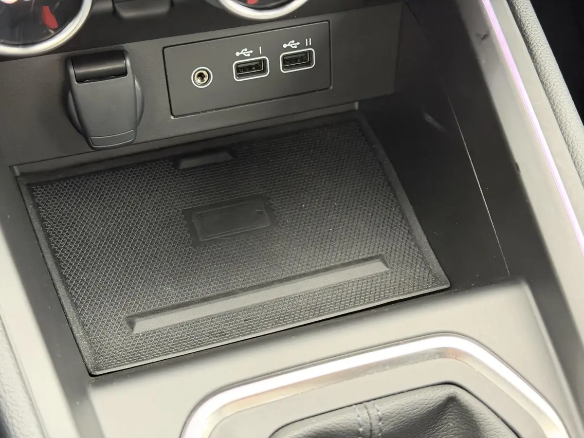 1.6 E-Tech Full Hybrid 145 techno / Fabrieksgarantie tot 04-2027 / 360 Graden Camera / Stoel & Stuurverwarming / All Season Banden / Navigatie / Apple Carplay & Android Auto /