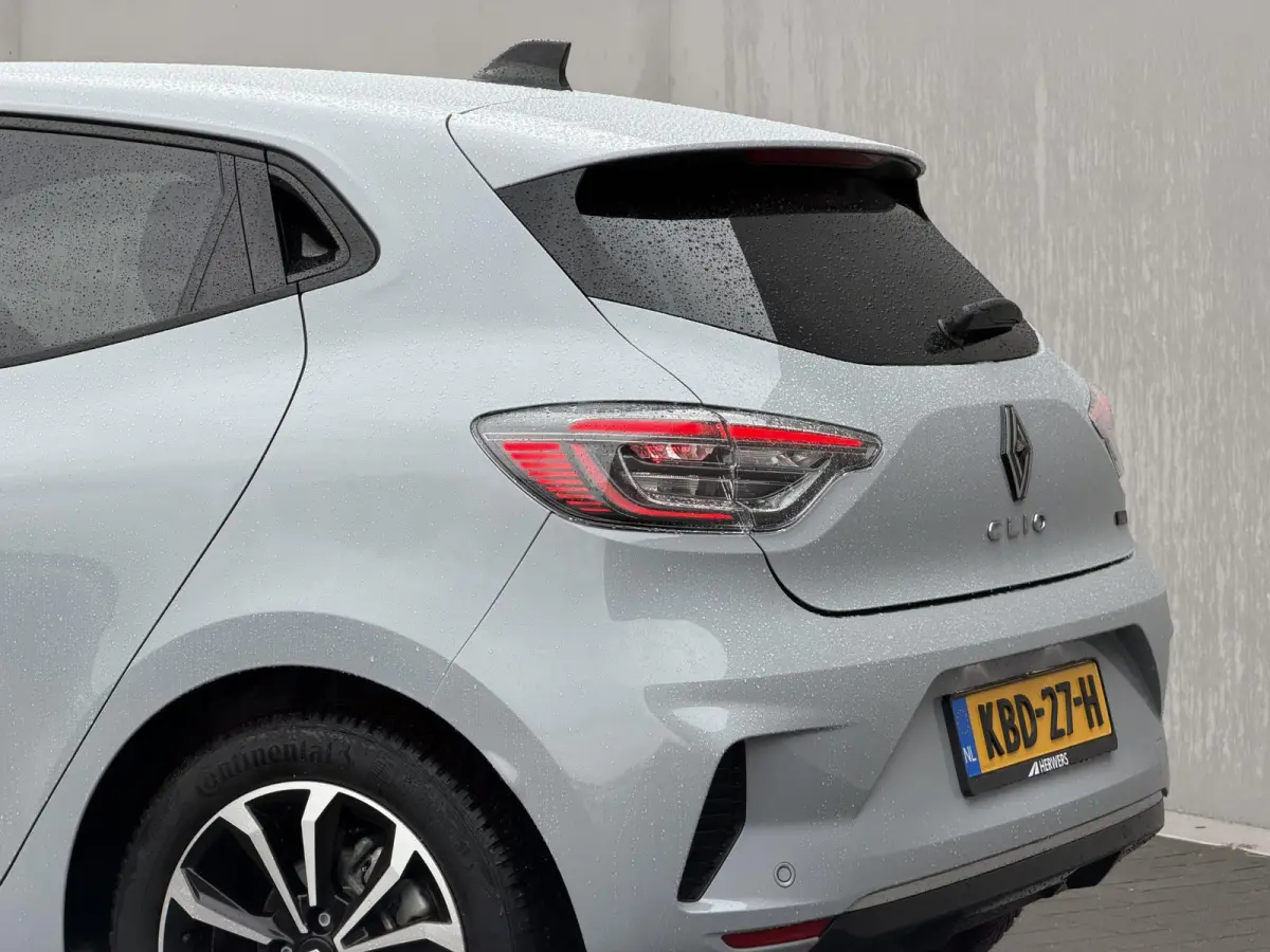 1.6 E-Tech Full Hybrid 145 techno / Fabrieksgarantie tot 04-2027 / 360 Graden Camera / Stoel & Stuurverwarming / All Season Banden / Navigatie / Apple Carplay & Android Auto /