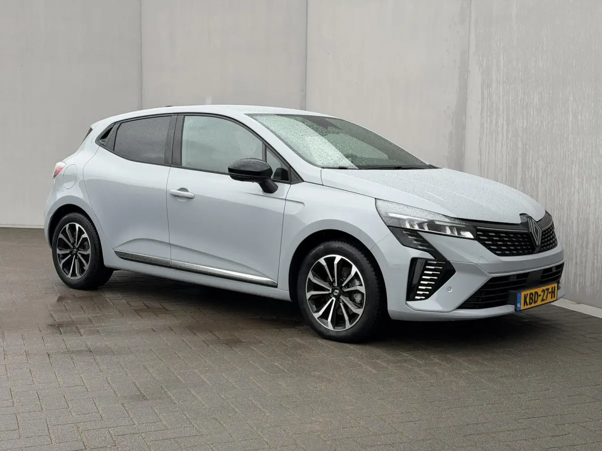 1.6 E-Tech Full Hybrid 145 techno / Fabrieksgarantie tot 04-2027 / 360 Graden Camera / Stoel & Stuurverwarming / All Season Banden / Navigatie / Apple Carplay & Android Auto /