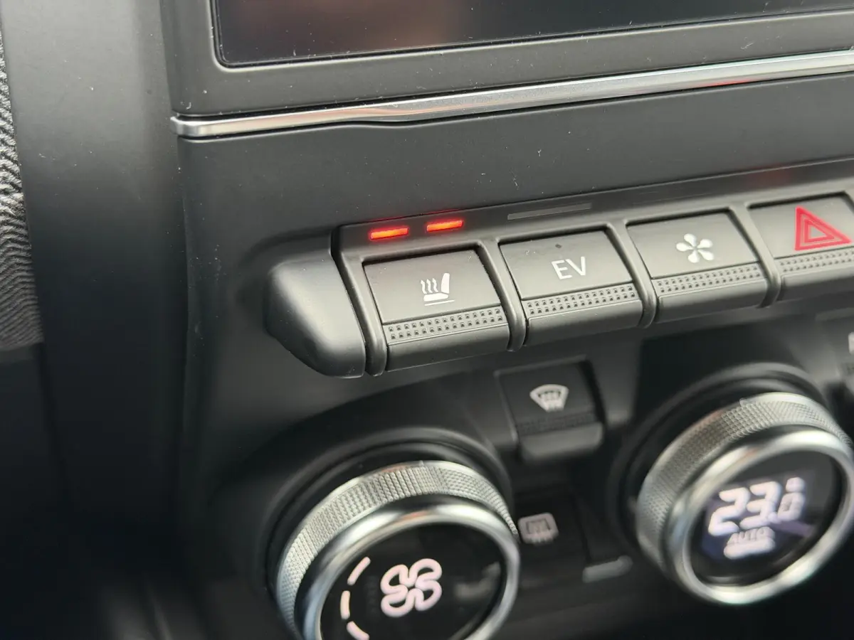 1.6 E-Tech Full Hybrid 145 techno / Fabrieksgarantie tot 04-2027 / 360 Graden Camera / Stoel & Stuurverwarming / All Season Banden / Navigatie / Apple Carplay & Android Auto /