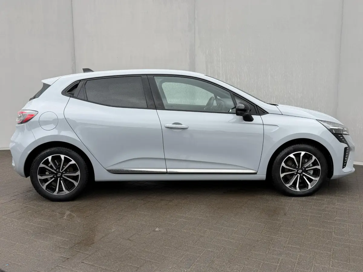 1.6 E-Tech Full Hybrid 145 techno / Fabrieksgarantie tot 04-2027 / 360 Graden Camera / Stoel & Stuurverwarming / All Season Banden / Navigatie / Apple Carplay & Android Auto /