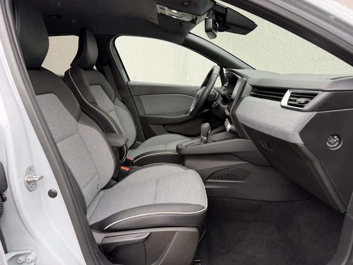 1.6 E-Tech Full Hybrid 145 techno / Fabrieksgarantie tot 04-2027 / 360 Graden Camera / Stoel & Stuurverwarming / All Season Banden / Navigatie / Apple Carplay & Android Auto /