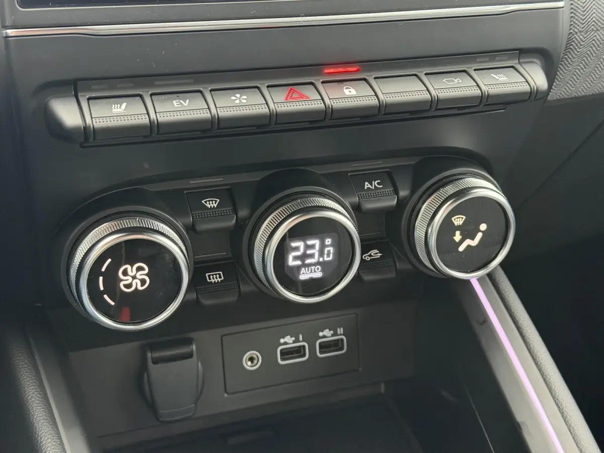 1.6 E-Tech Full Hybrid 145 techno / Fabrieksgarantie tot 04-2027 / 360 Graden Camera / Stoel & Stuurverwarming / All Season Banden / Navigatie / Apple Carplay & Android Auto /