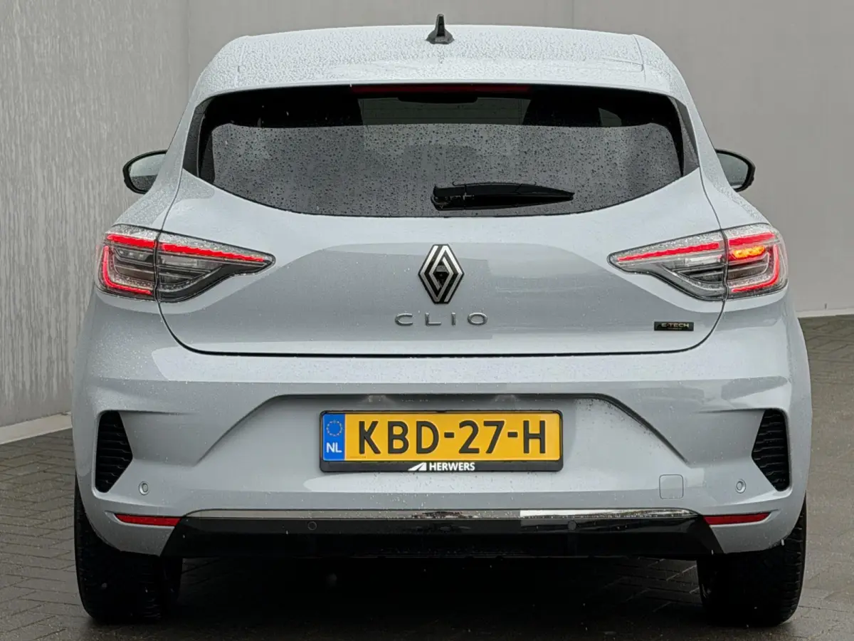 1.6 E-Tech Full Hybrid 145 techno / Fabrieksgarantie tot 04-2027 / 360 Graden Camera / Stoel & Stuurverwarming / All Season Banden / Navigatie / Apple Carplay & Android Auto /