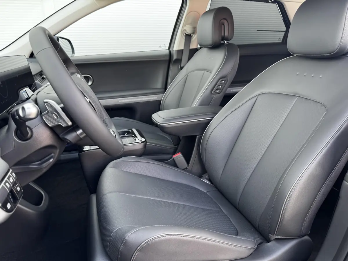 Long Range Lounge 84 kWh / Elektrische stoelen & klep / Stoelventilatie / Stuur-, stoel- en achterbank-verwarming / Camera 360° / HUD / Navi / Apple Carplay Android /