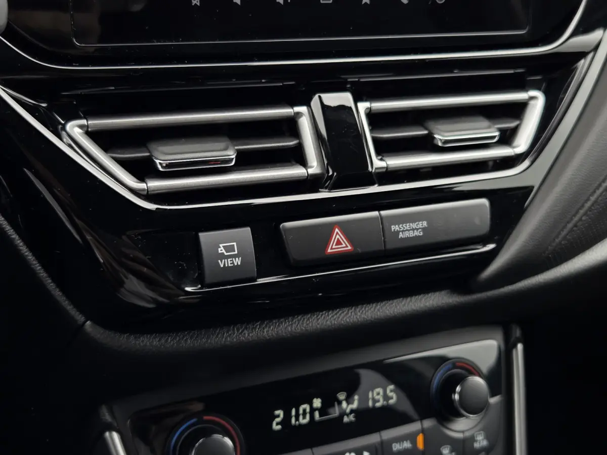 1.5 Hybrid Style / Airco / Cruise Control / keyless entry / keyless start / Bluetooth /