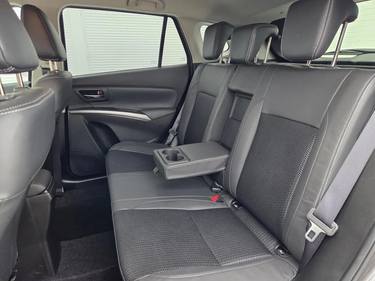 1.5 Hybrid Style / Airco / Cruise Control / keyless entry / keyless start / Bluetooth /