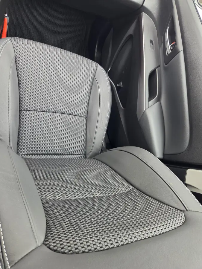 1.5 Hybrid Style / Airco / Cruise Control / keyless entry / keyless start / Bluetooth /