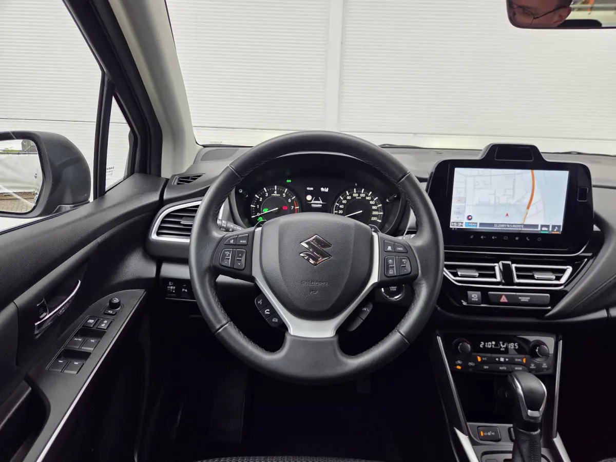 1.5 Hybrid Style / Airco / Cruise Control / keyless entry / keyless start / Bluetooth /