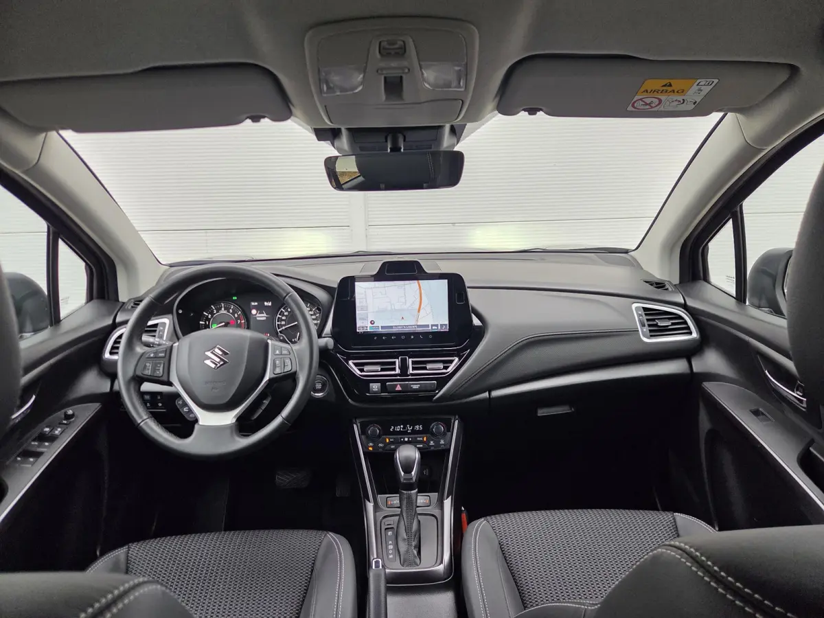 1.5 Hybrid Style / Airco / Cruise Control / keyless entry / keyless start / Bluetooth /