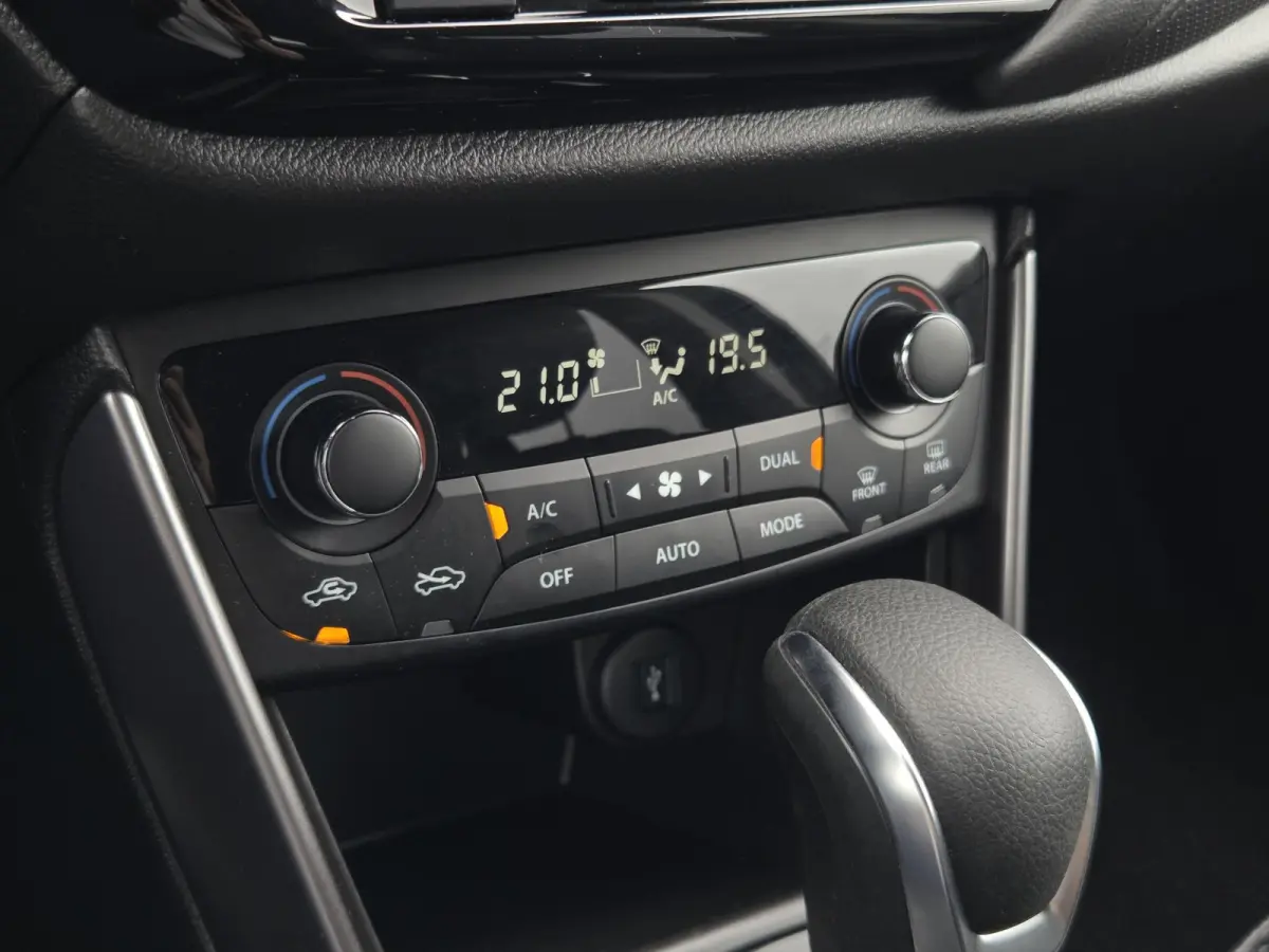1.5 Hybrid Style / Airco / Cruise Control / keyless entry / keyless start / Bluetooth /