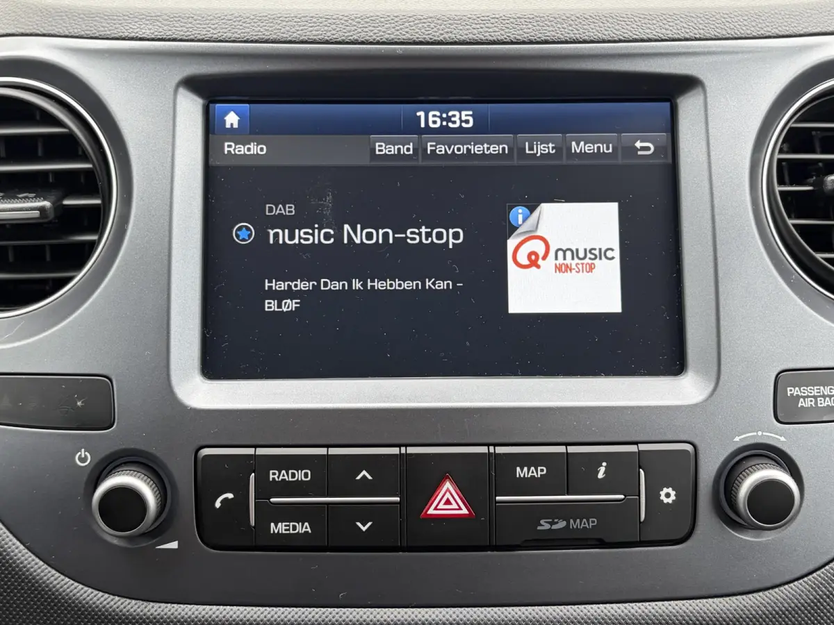 1.0 Premium / Trekhaak / Stoel en stuurverwarming / Apple Carplay/Android Auto /