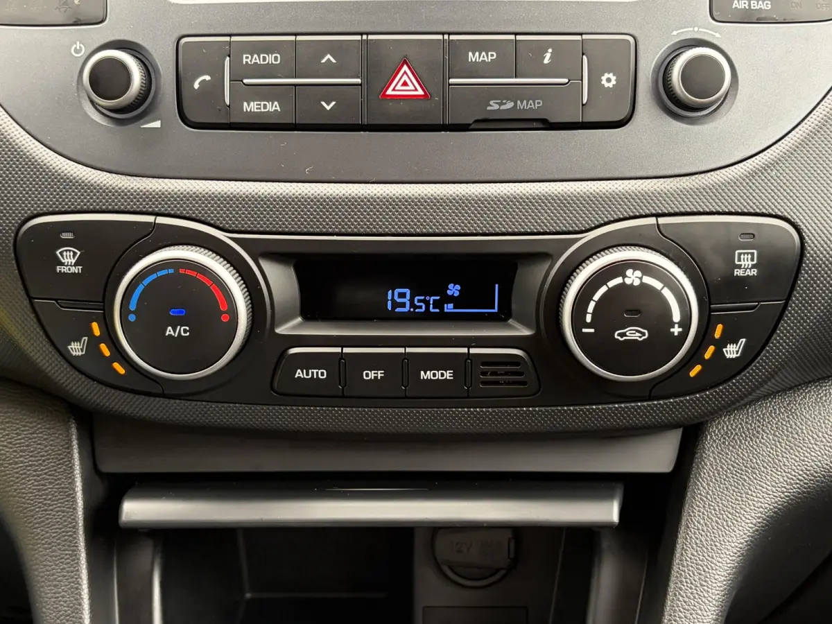 1.0 Premium / Trekhaak / Stoel en stuurverwarming / Apple Carplay/Android Auto /