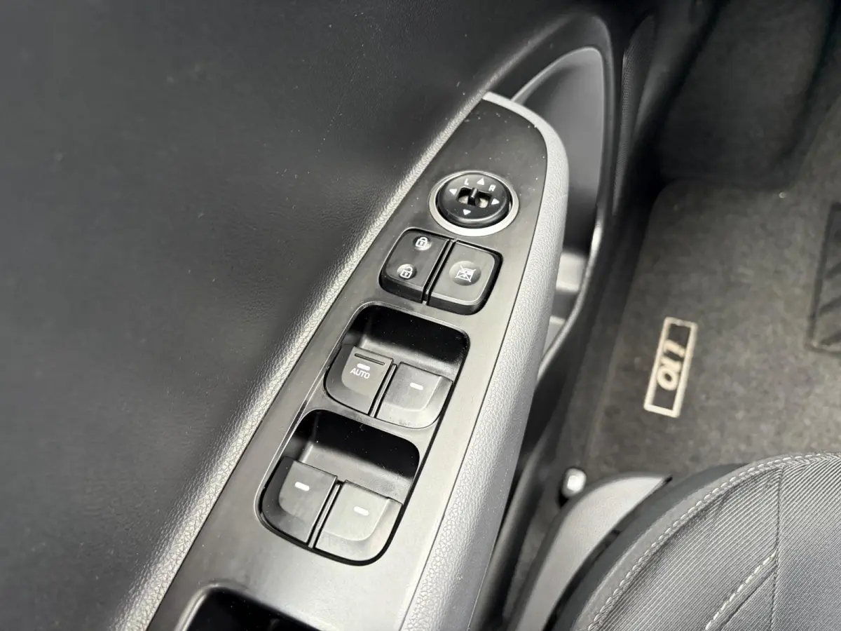 1.0 Premium / Trekhaak / Stoel en stuurverwarming / Apple Carplay/Android Auto /