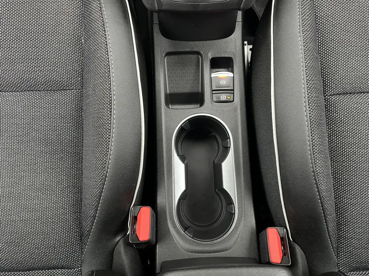 1.6 PHEV AT First Edition / Apple Carplay/Android Auto / Lichtmetalen velgen 18"/ Voorstoelen verwarmd /