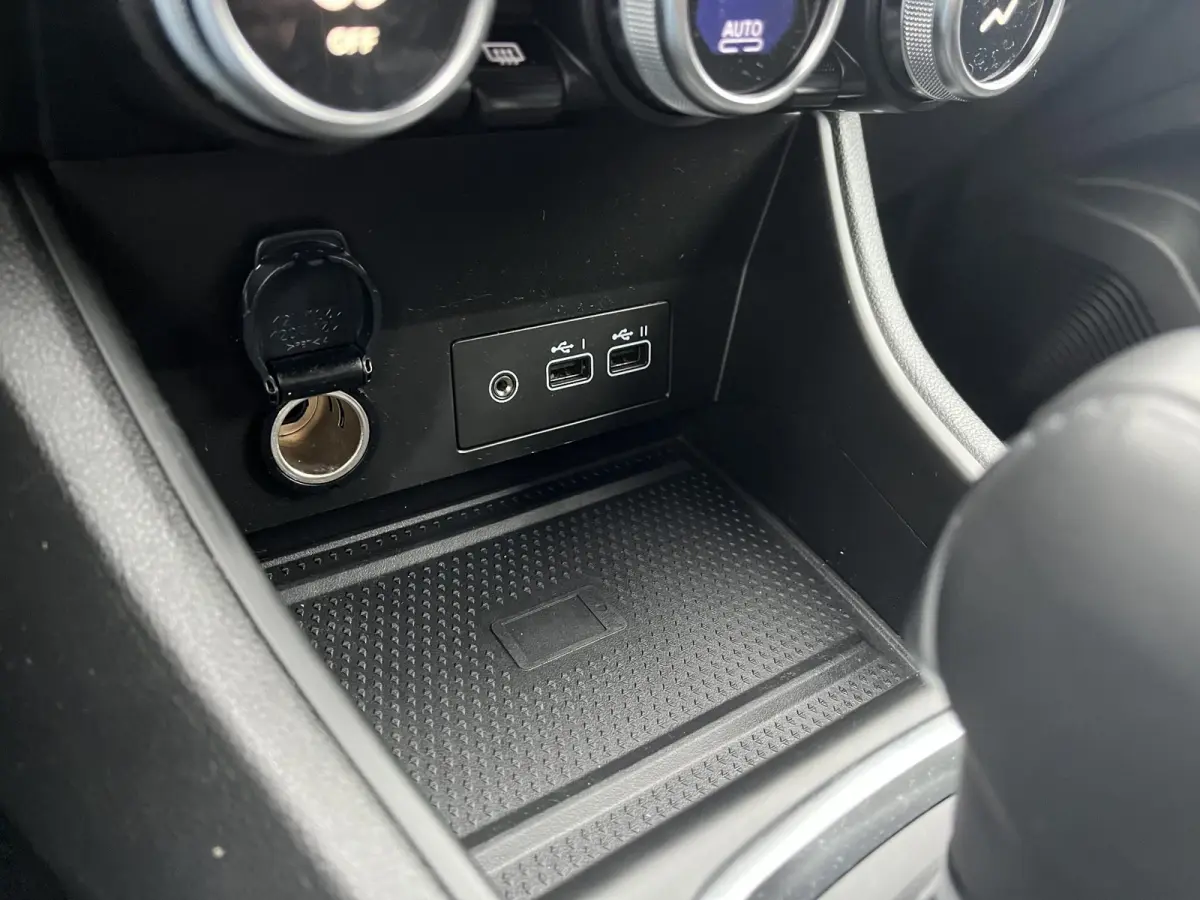 1.6 PHEV AT First Edition / Apple Carplay/Android Auto / Lichtmetalen velgen 18"/ Voorstoelen verwarmd /