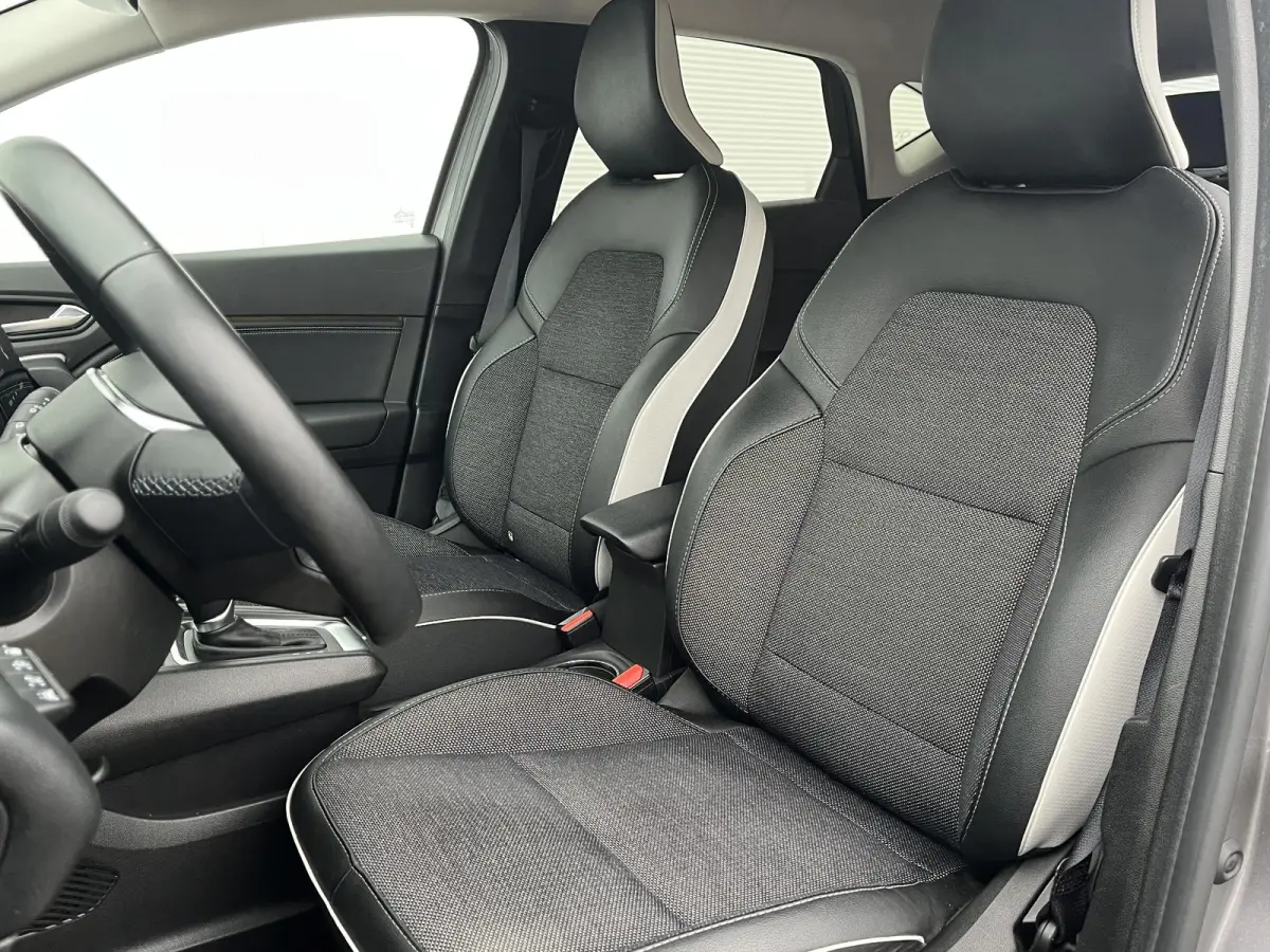 1.6 PHEV AT First Edition / Apple Carplay/Android Auto / Lichtmetalen velgen 18"/ Voorstoelen verwarmd /