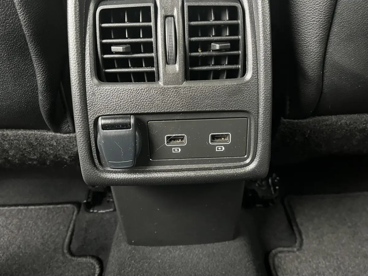 1.6 PHEV AT First Edition / Apple Carplay/Android Auto / Lichtmetalen velgen 18"/ Voorstoelen verwarmd /