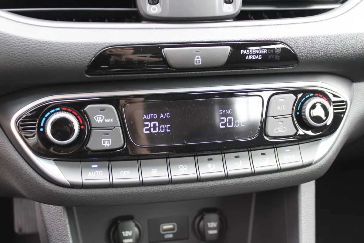 1.0 T-GDi MHEV Comfort Smart / Navigatie + Apple Carplay/Android Auto / Climate Control / Achteruitrijcamera / Climate Control / Keyless Entry & Start /