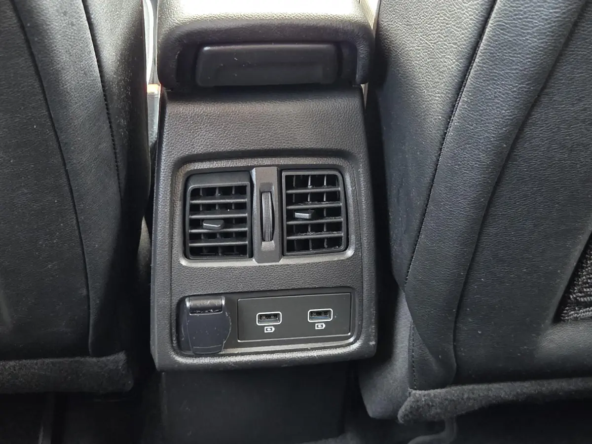 1.3 TCe 140 Intens / Achteruitrijcamera / Apple Carplay Android Auto / Cruise control / Keyless Entry & Start / Draadloze telefoon lader / Navigatie / Parkeersensoren voor en achter / Climat