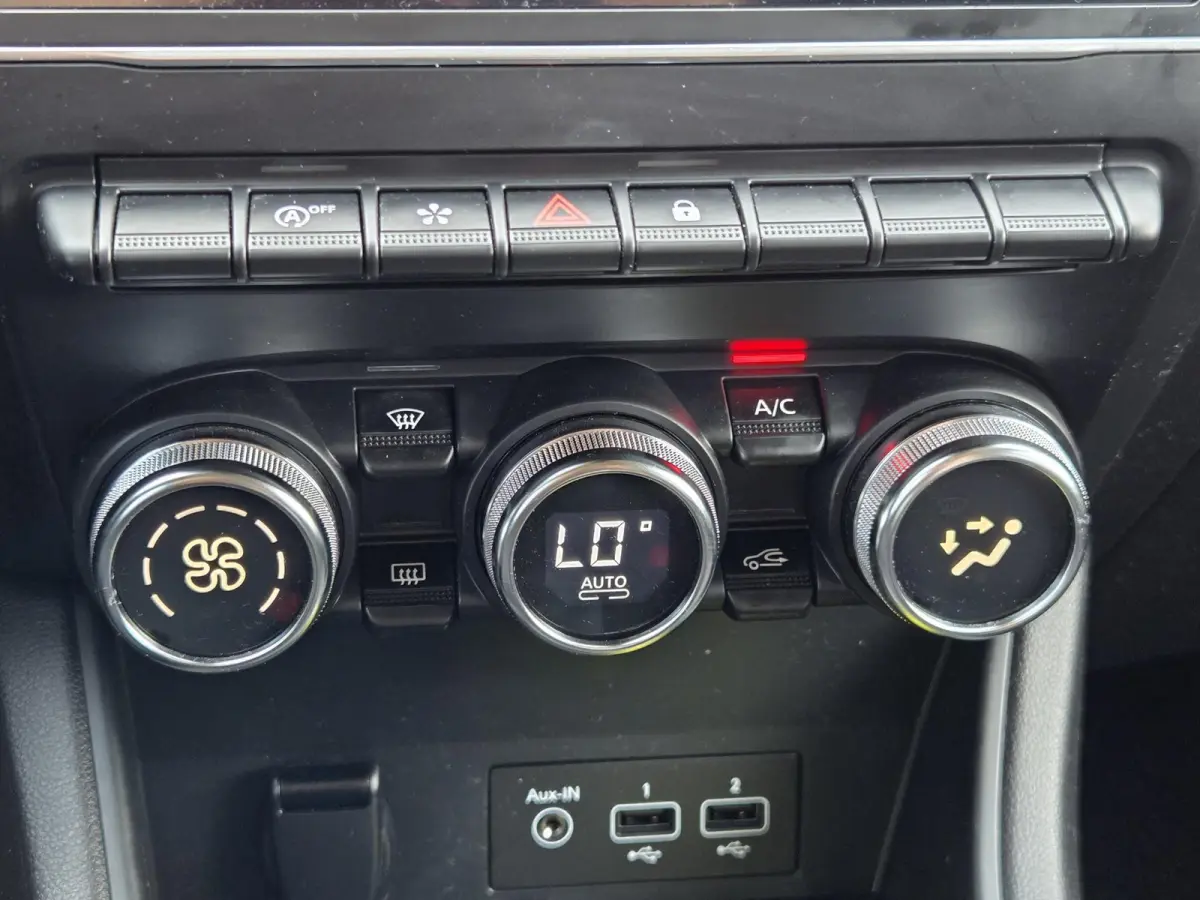 1.3 TCe 140 Intens / Achteruitrijcamera / Apple Carplay Android Auto / Cruise control / Keyless Entry & Start / Draadloze telefoon lader / Navigatie / Parkeersensoren voor en achter / Climat