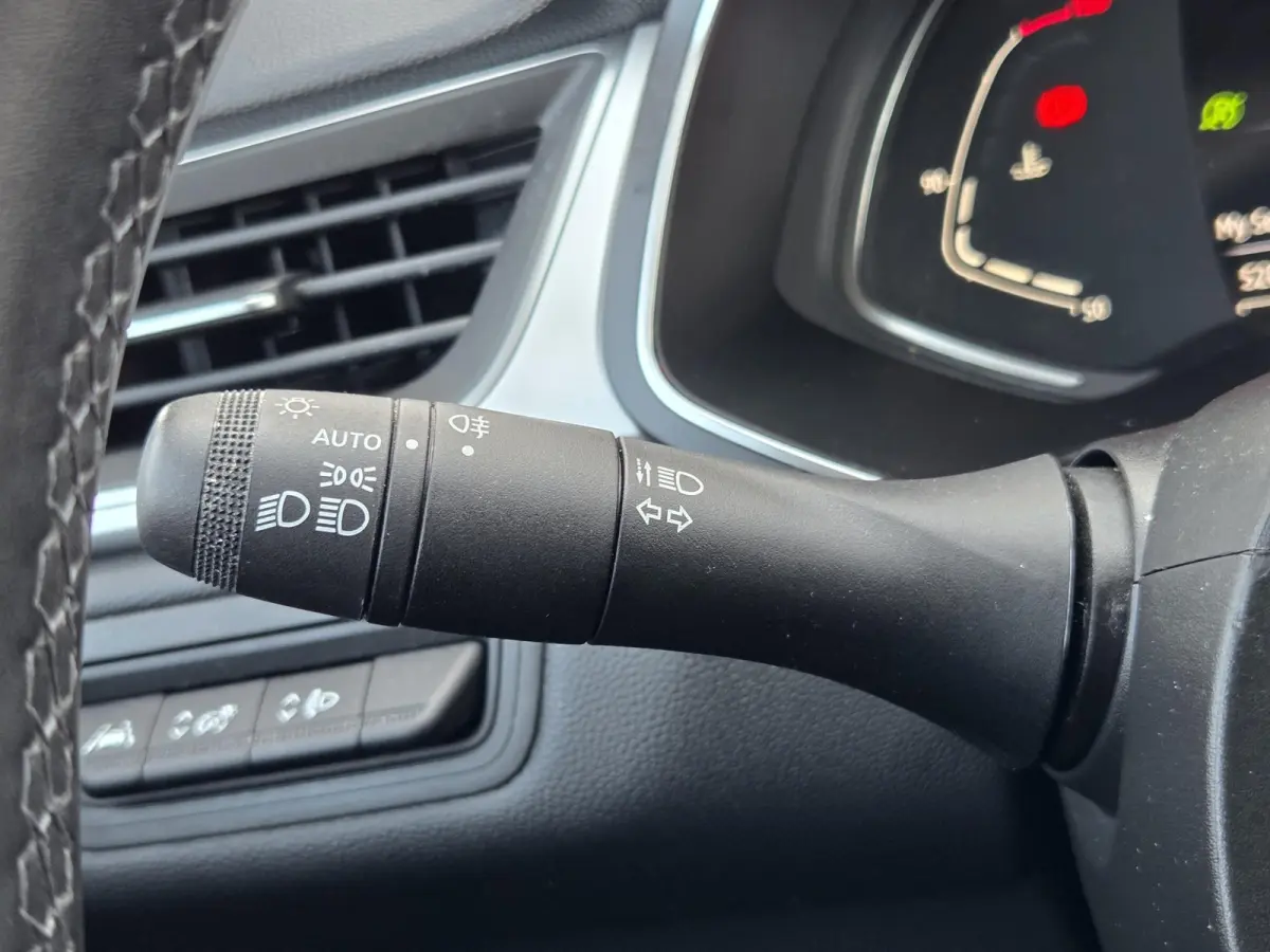 1.3 TCe 140 Intens / Achteruitrijcamera / Apple Carplay Android Auto / Cruise control / Keyless Entry & Start / Draadloze telefoon lader / Navigatie / Parkeersensoren voor en achter / Climat