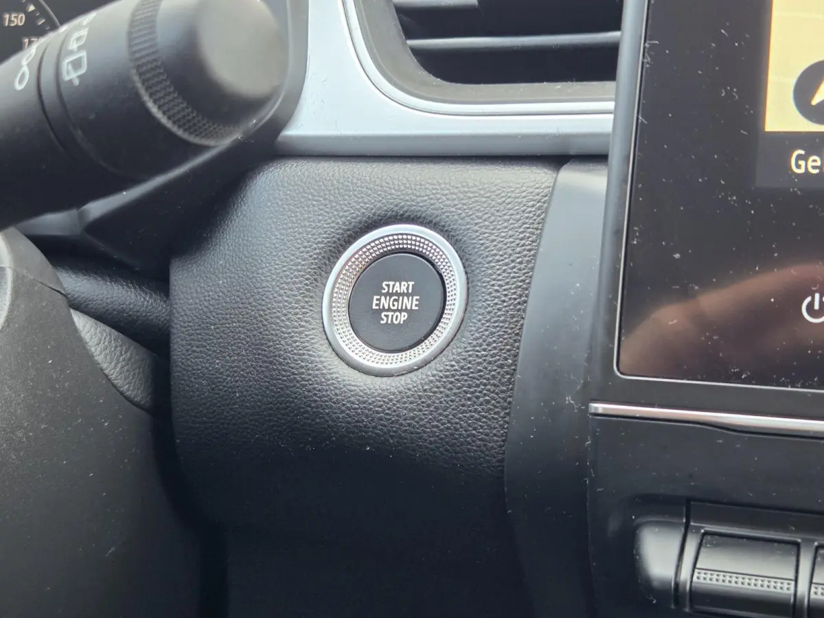1.3 TCe 140 Intens / Achteruitrijcamera / Apple Carplay Android Auto / Cruise control / Keyless Entry & Start / Draadloze telefoon lader / Navigatie / Parkeersensoren voor en achter / Climat