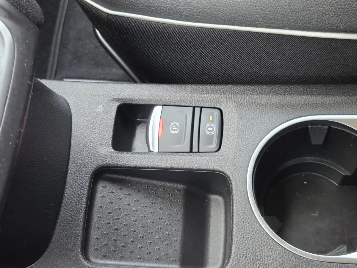 1.3 TCe 140 Intens / Achteruitrijcamera / Apple Carplay Android Auto / Cruise control / Keyless Entry & Start / Draadloze telefoon lader / Navigatie / Parkeersensoren voor en achter / Climat