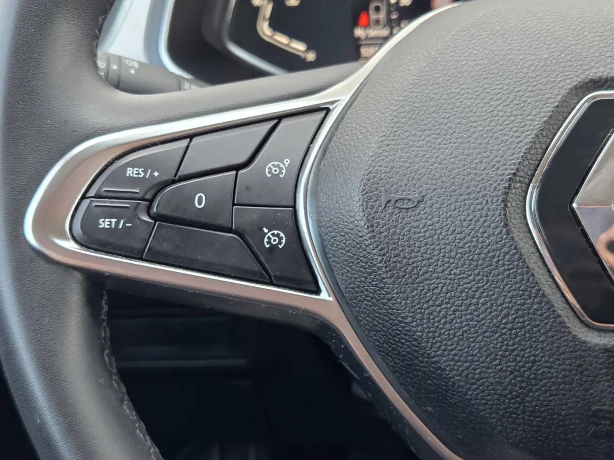 1.3 TCe 140 Intens / Achteruitrijcamera / Apple Carplay Android Auto / Cruise control / Keyless Entry & Start / Draadloze telefoon lader / Navigatie / Parkeersensoren voor en achter / Climat