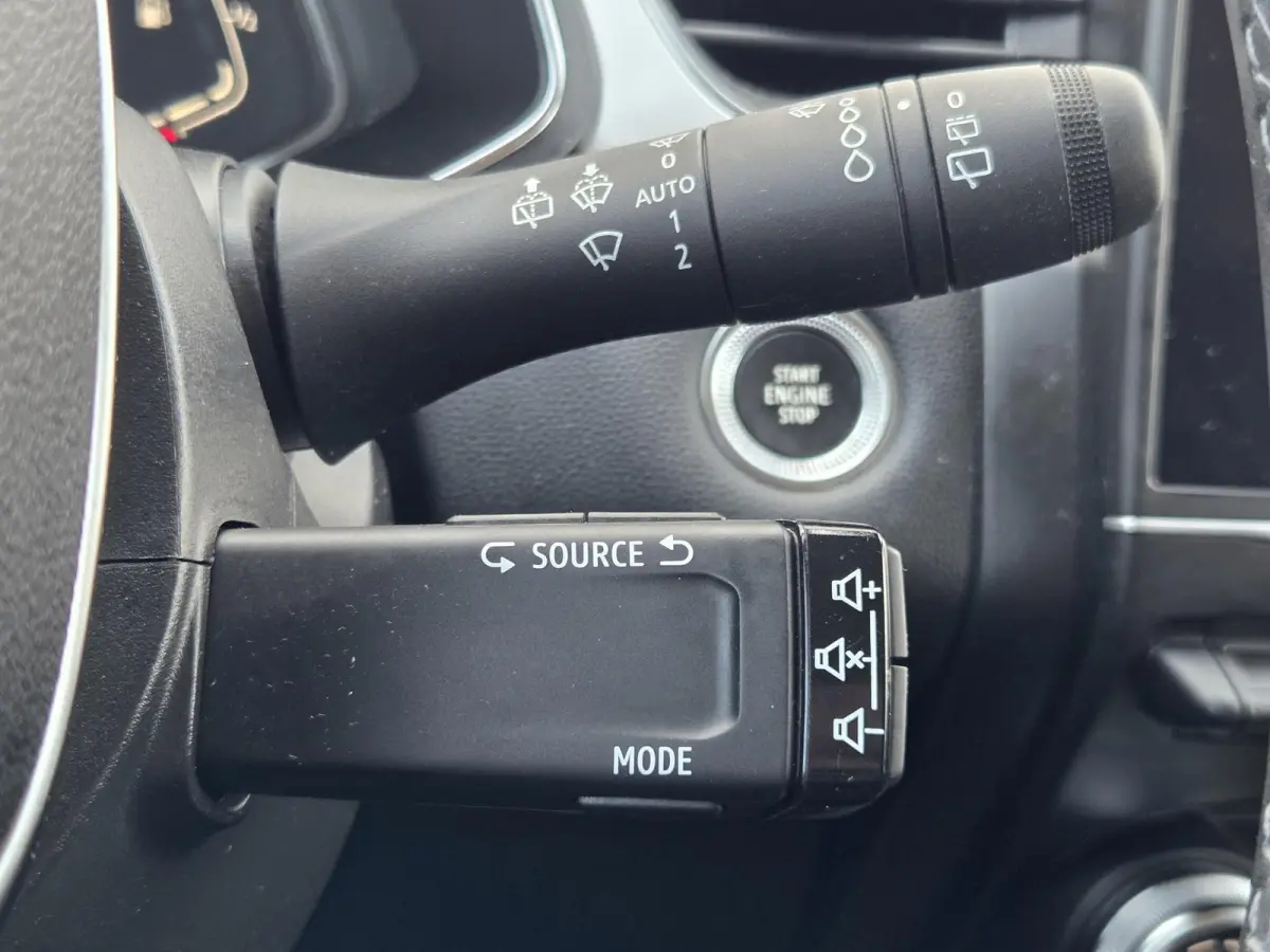 1.3 TCe 140 Intens / Achteruitrijcamera / Apple Carplay Android Auto / Cruise control / Keyless Entry & Start / Draadloze telefoon lader / Navigatie / Parkeersensoren voor en achter / Climat