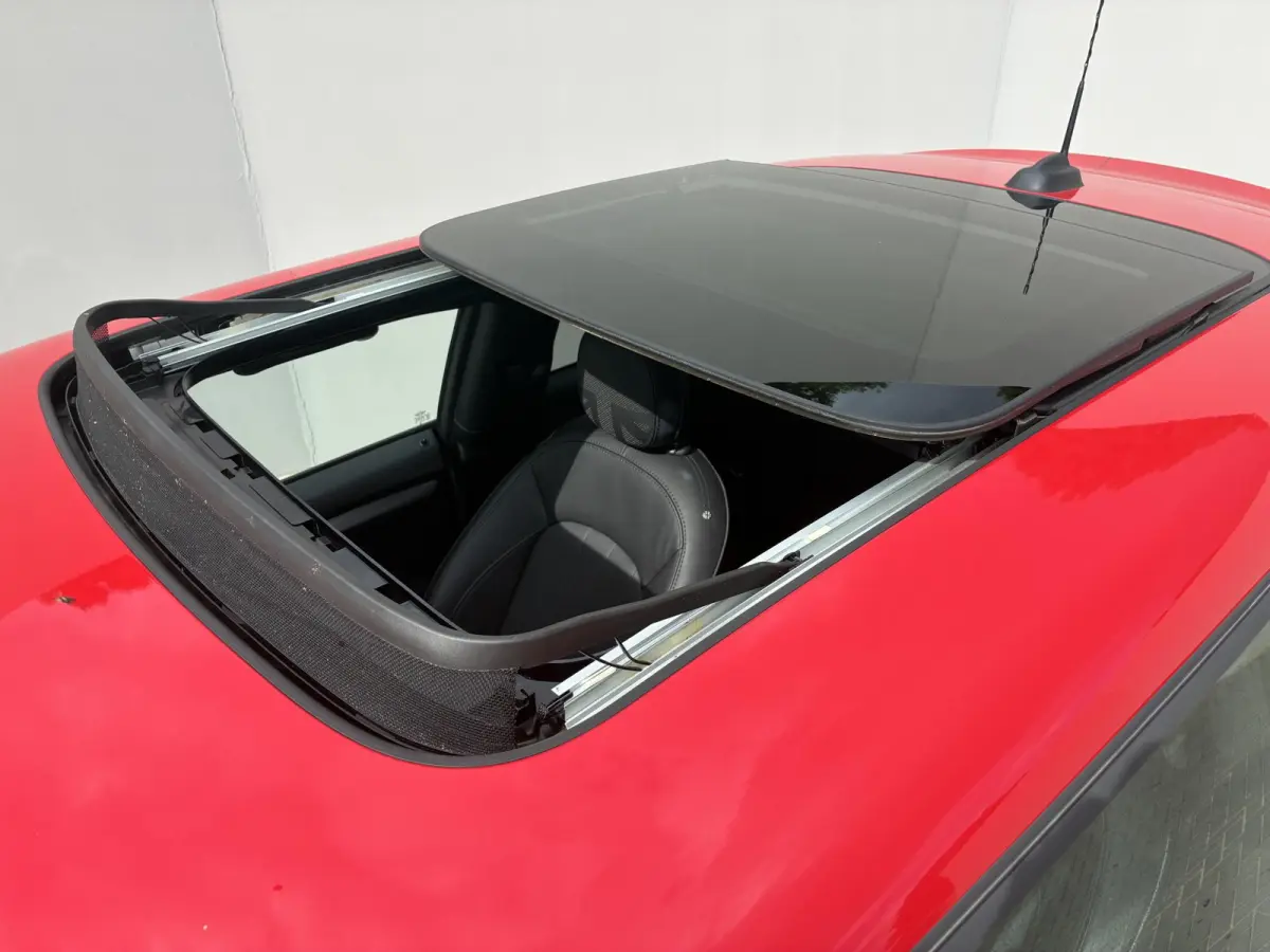S Yours 33 kWh Premium Plus-pakket / Stoelverwarming / Schuif/open dak / Achteruitrijcamera / Navigatiesysteem / Lederen bekleding / Climate control /