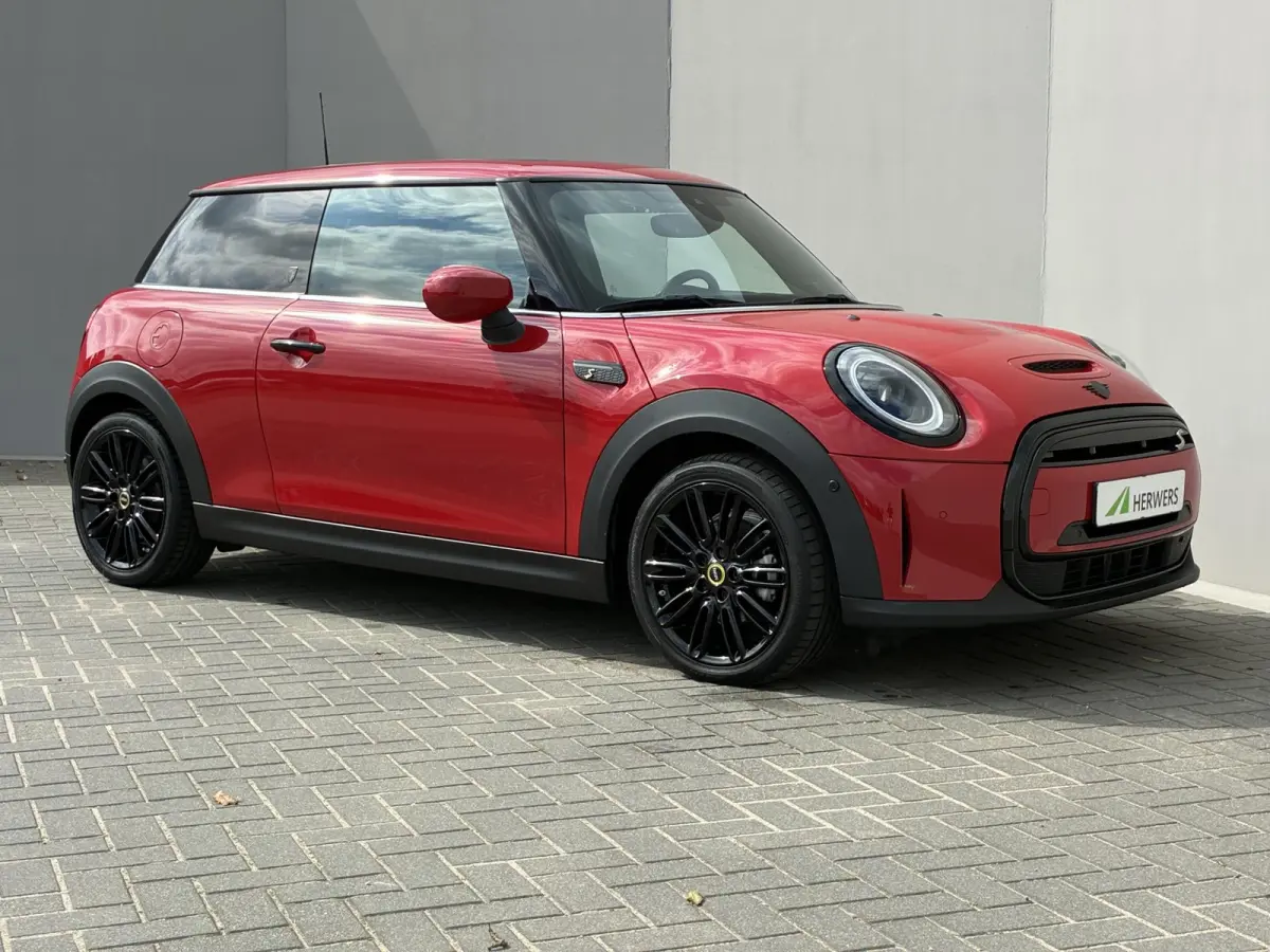 S Yours 33 kWh Premium Plus-pakket / Stoelverwarming / Schuif/open dak / Achteruitrijcamera / Navigatiesysteem / Lederen bekleding / Climate control /