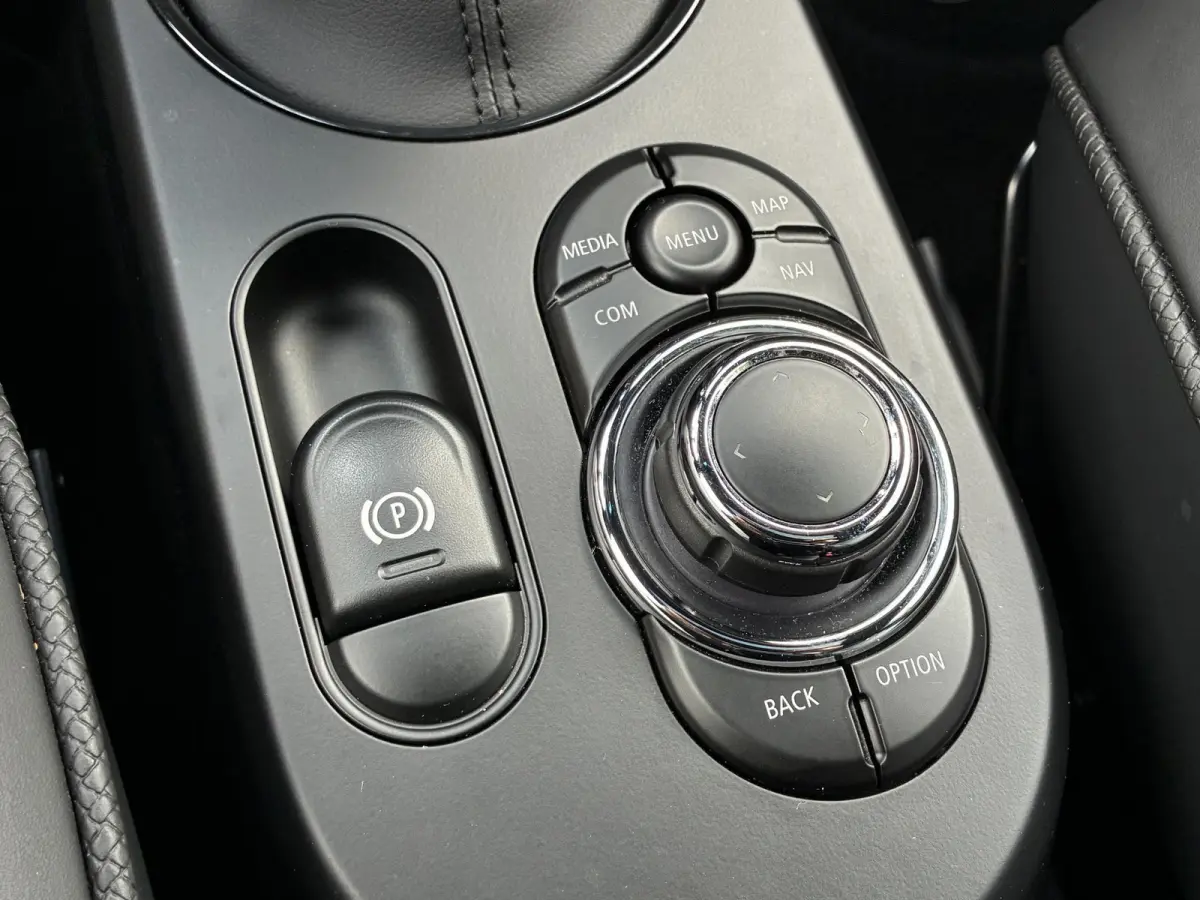 S Yours 33 kWh Premium Plus-pakket / Stoelverwarming / Schuif/open dak / Achteruitrijcamera / Navigatiesysteem / Lederen bekleding / Climate control /