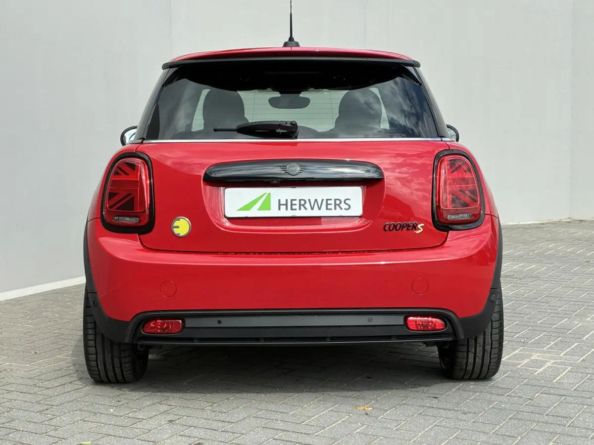 S Yours 33 kWh Premium Plus-pakket / Stoelverwarming / Schuif/open dak / Achteruitrijcamera / Navigatiesysteem / Lederen bekleding / Climate control /