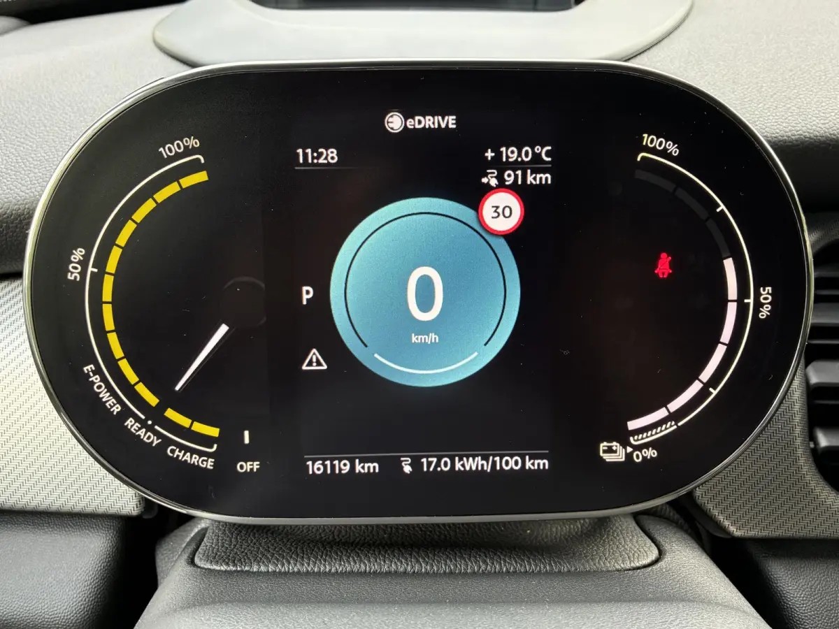 S Yours 33 kWh Premium Plus-pakket / Stoelverwarming / Schuif/open dak / Achteruitrijcamera / Navigatiesysteem / Lederen bekleding / Climate control /